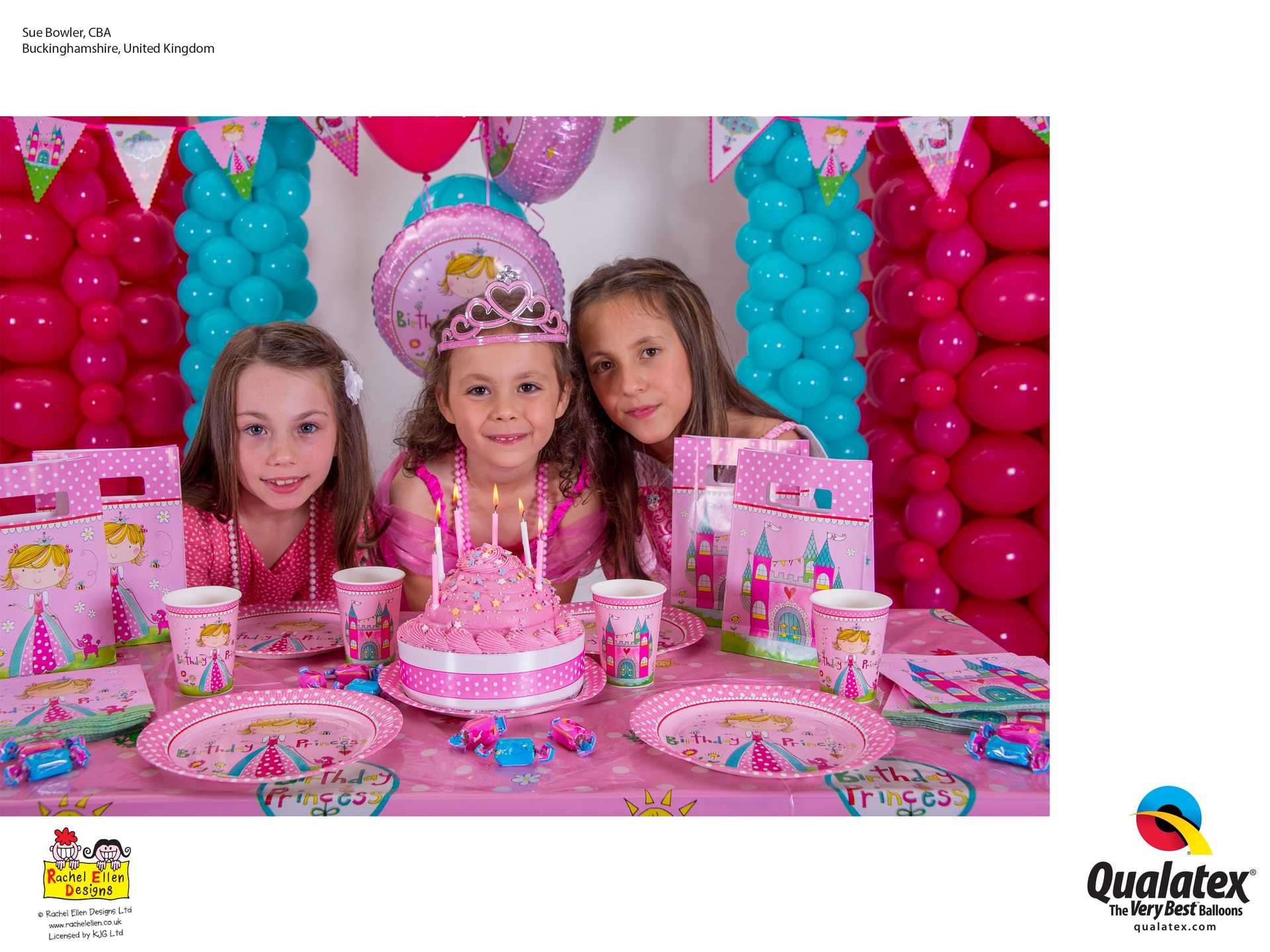 Mädchen posiert bei einer Geburtstagsparty.