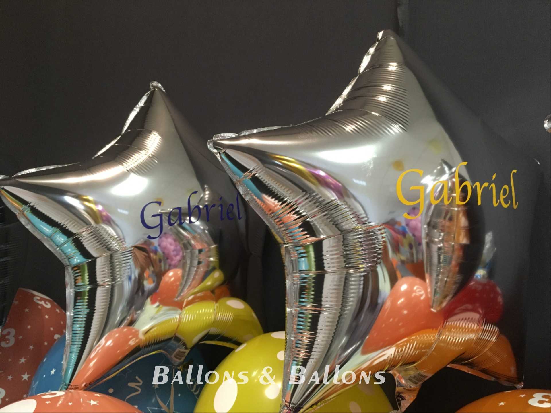 Ein Stapel glänzender goldener Ballons mit einem Stern in Wien
