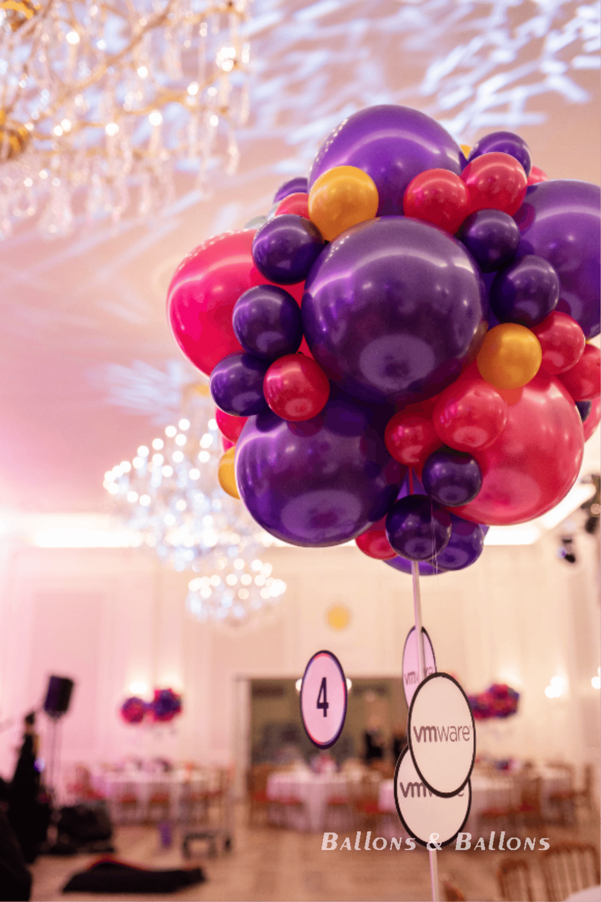 Tisch mit namensbeschrifteten Ballons in einem großen Raum in Wien
