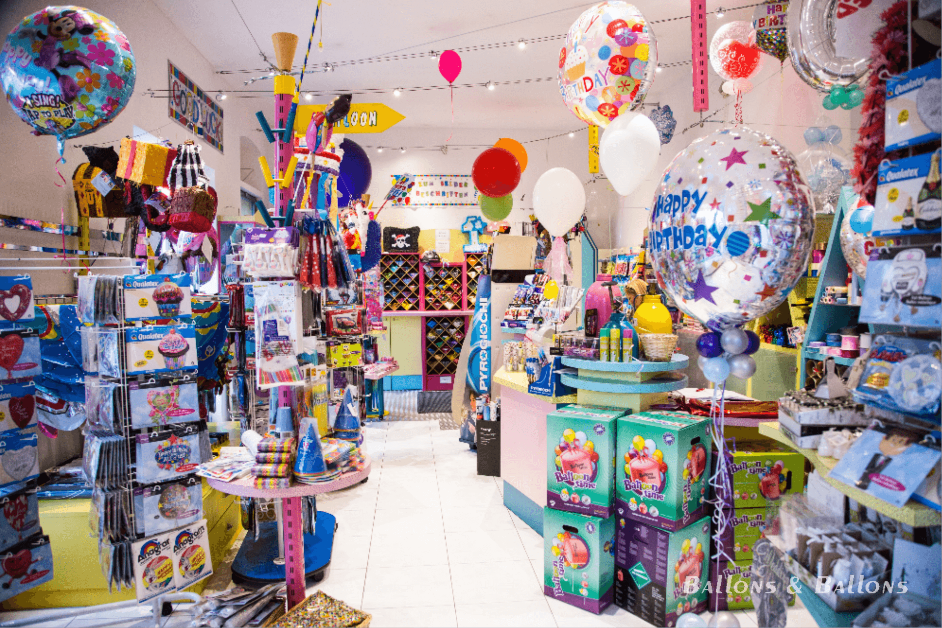 Geschäft in Wien mit vielen Ballons und Waren