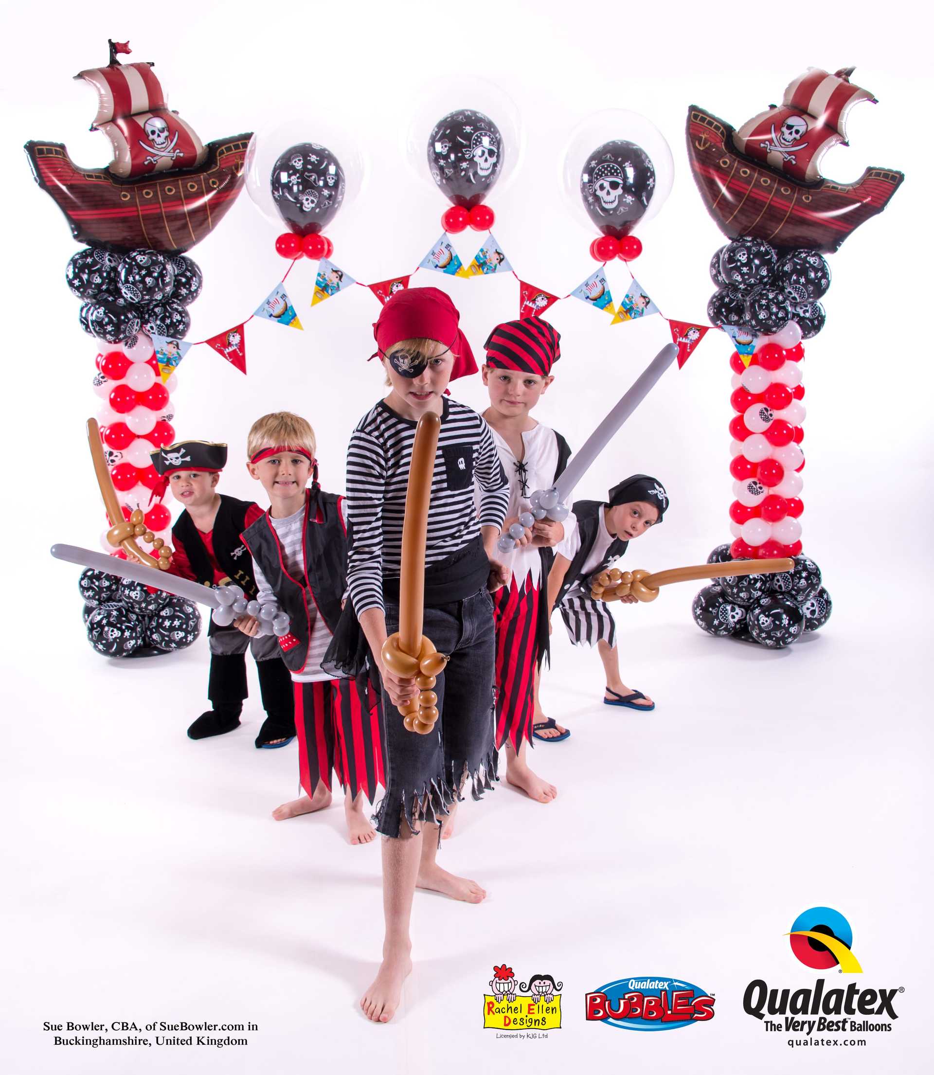 Kinder verkleiden sich als Piraten.