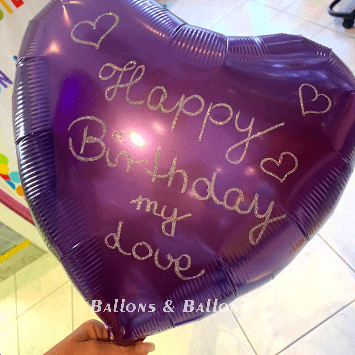 Ein lila herzförmiger Ballon mit der Aufschrift "Happy Birthday, My Love" in Wien