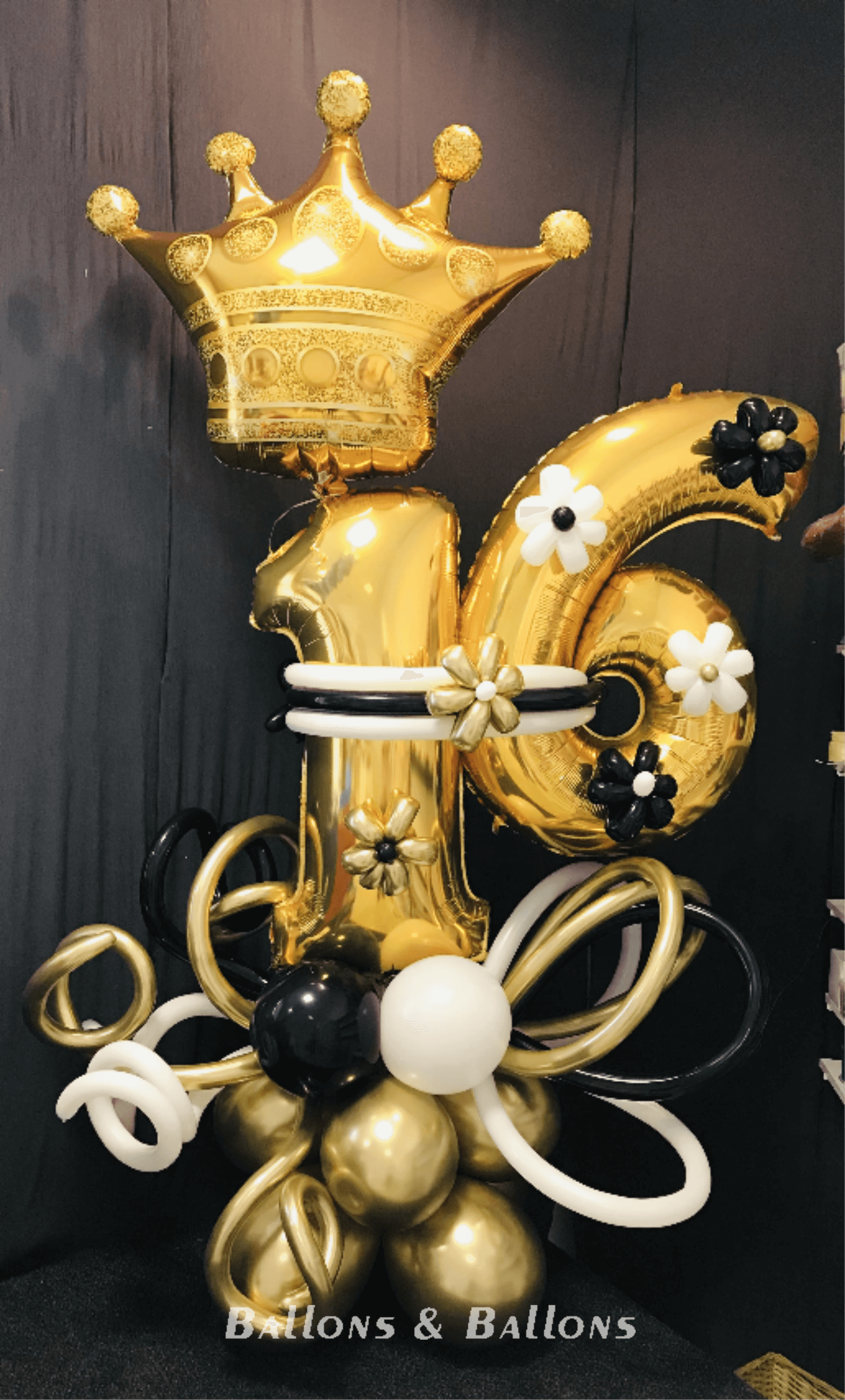 Großer goldener Ballon mit schwarzen und weißen Ballons in Wien