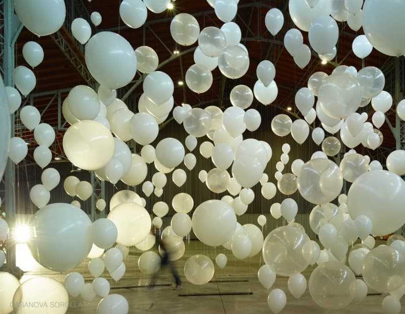 Viele weißer Ballons in der Luft in einem Raum in Wien