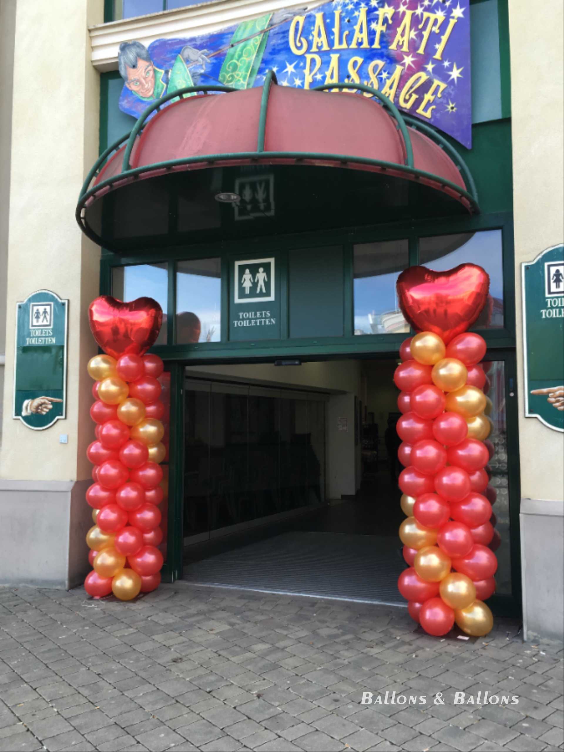 Eine mit roten und goldenen Ballons und Herzen dekorierte Tür in Wien