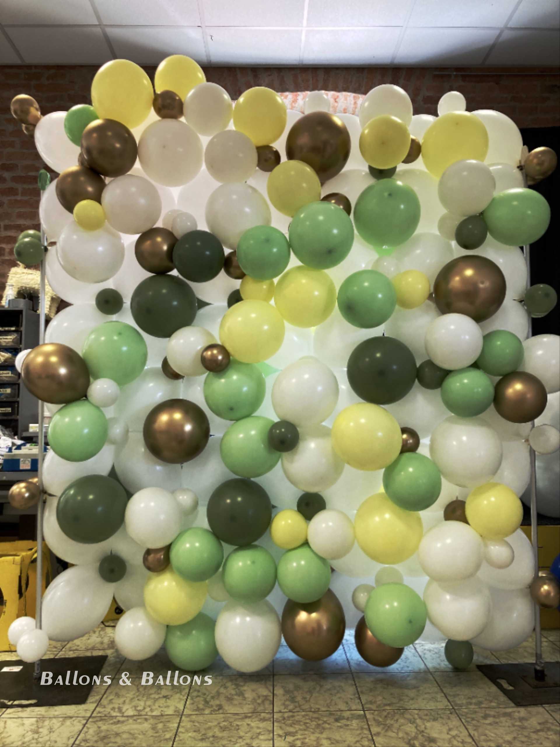 Grüne und weiße Ballonwand mit goldener Ballonskulptur in Wien