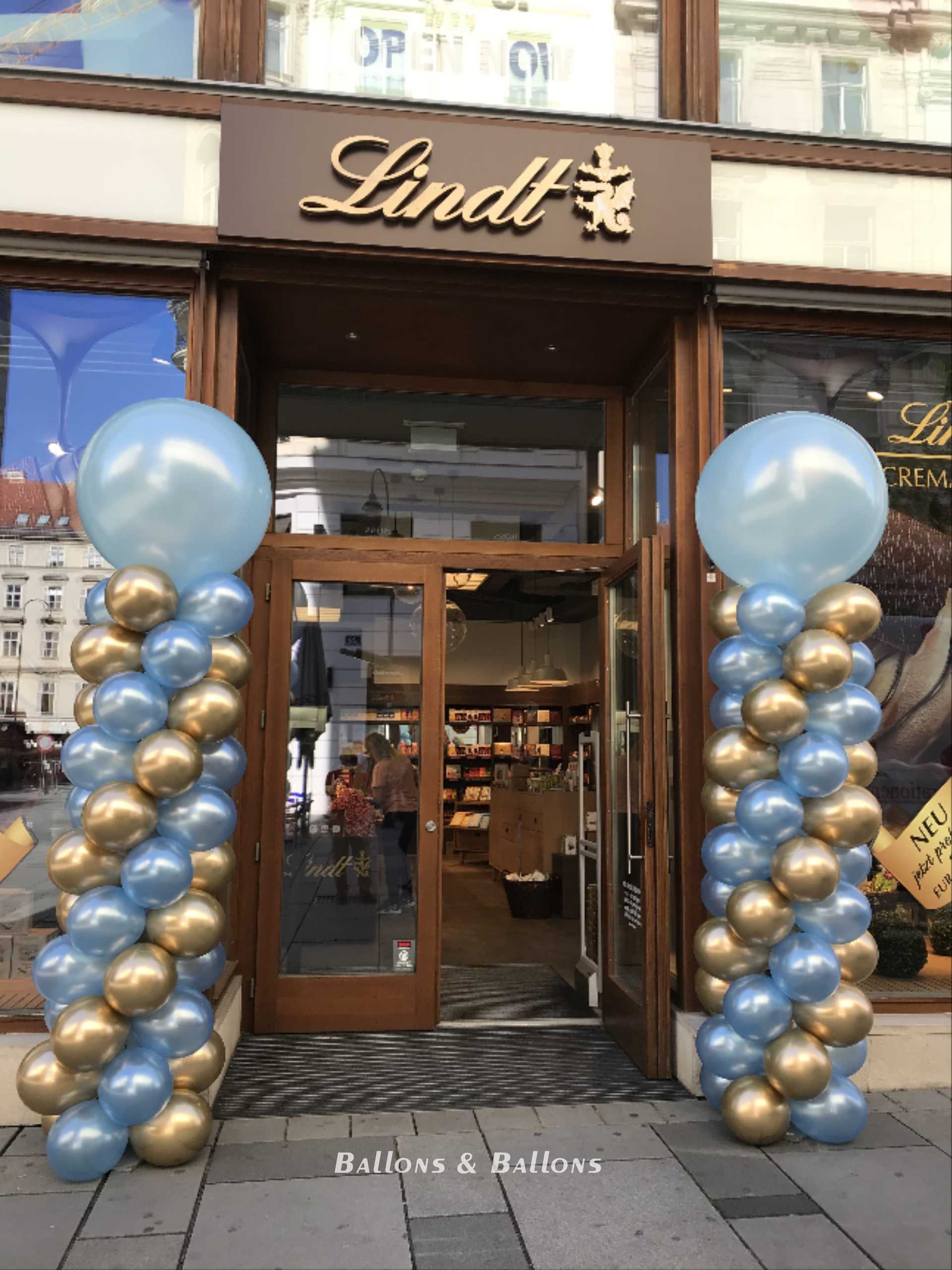 Ein Geschäftseingang mit Ballons in Wien