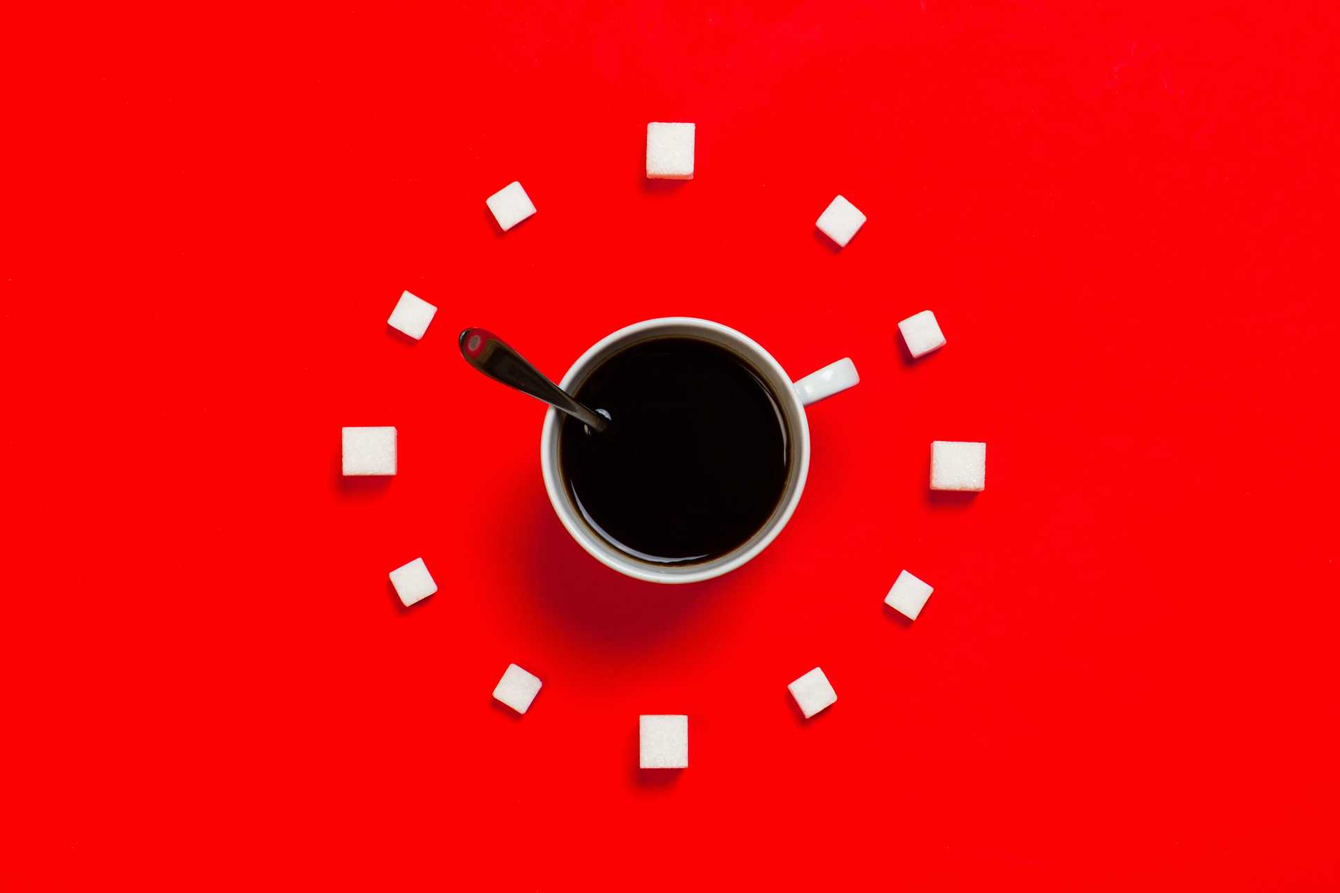 Eine Tasse Kaffee auf einem roten Hintergrund in Wien.