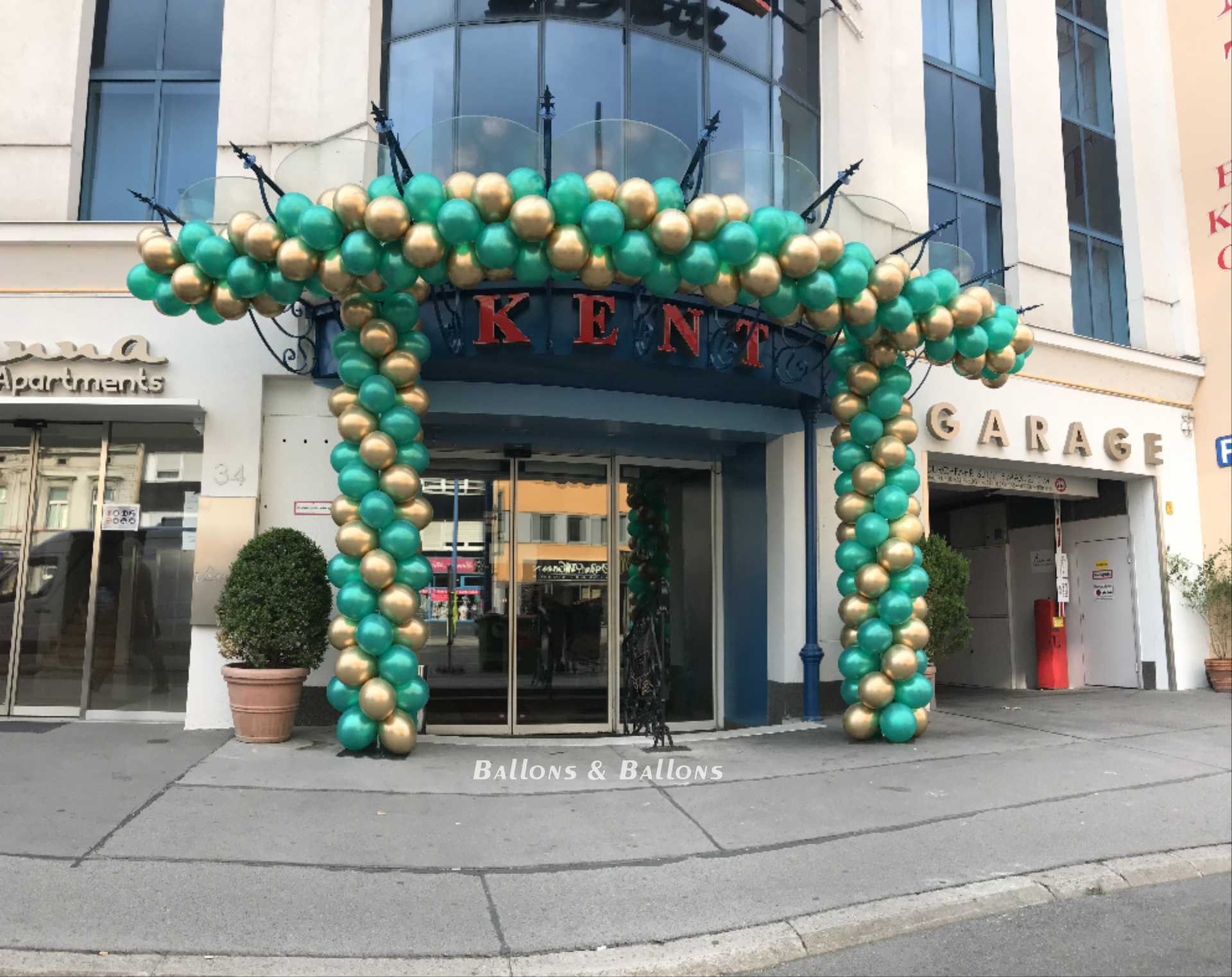 Ein Gebäude mit grünen, goldenen und blauen Ballons in Wien