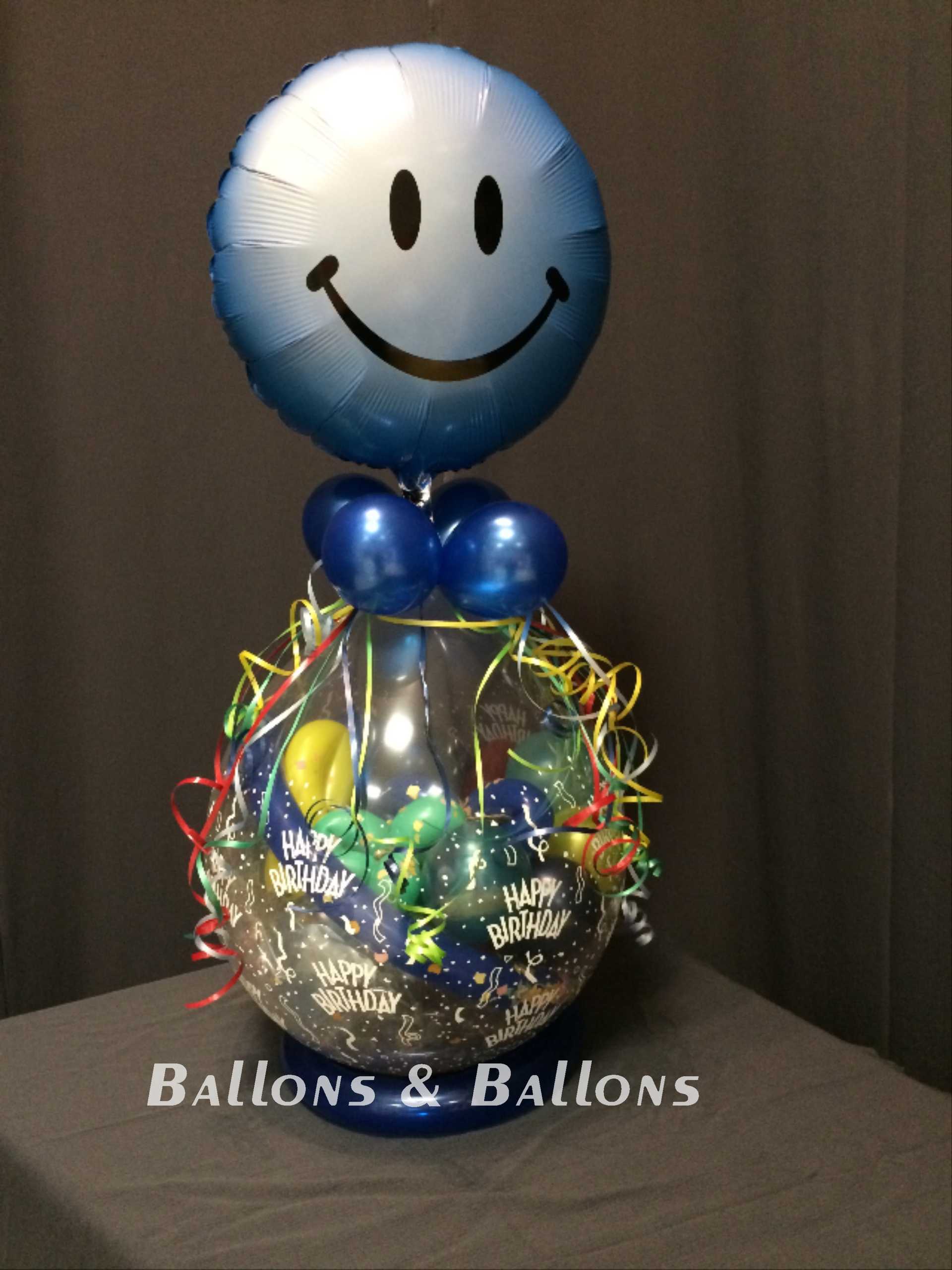 Ein blauer Ballon ist an einer ballonförmigen Vase befestigt.