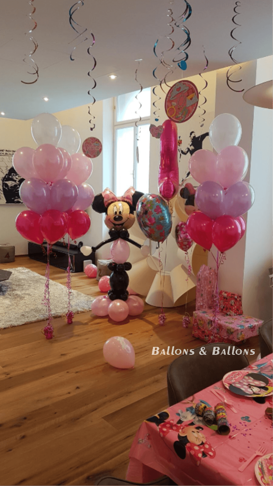 Ein Raum mit Ballons und Partydekorationen in Wien.