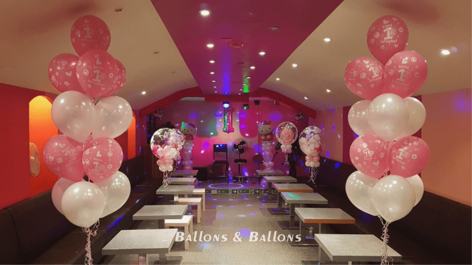 Mehrere Ballons schmücken die Wände eines Veranstaltungsraums.