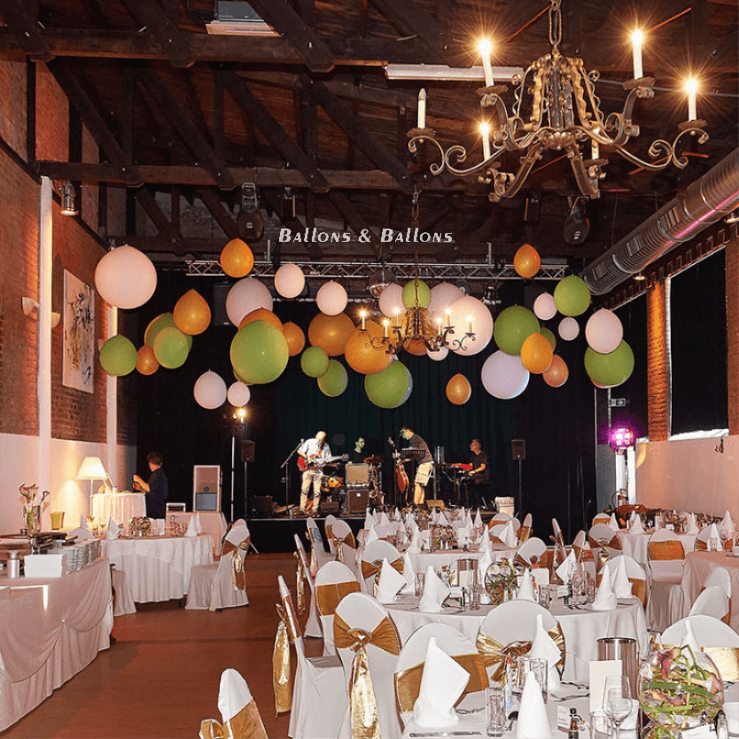 Ein Veranstaltungsraum mit Tischen und Ballons in Wien