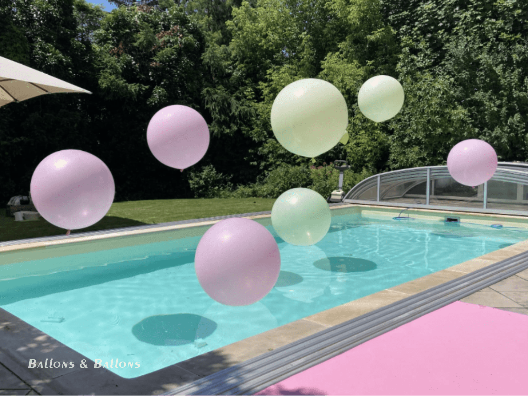 Ballons schwimmen in einem Pool auf einer Poolparty im Freien