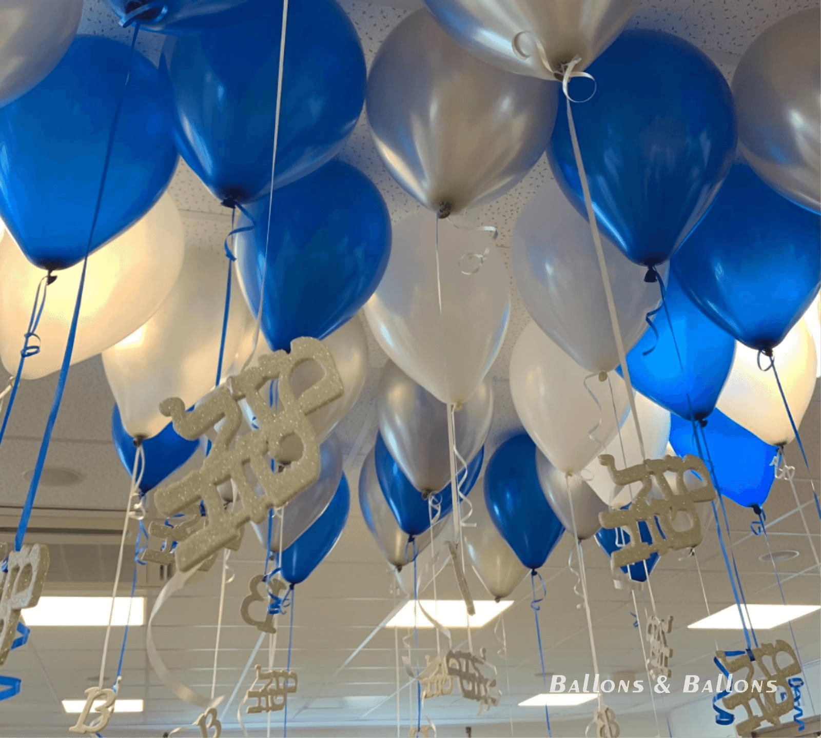 Eine Gruppe von schwebenden Ballons und Helium in der Luft über Wien.