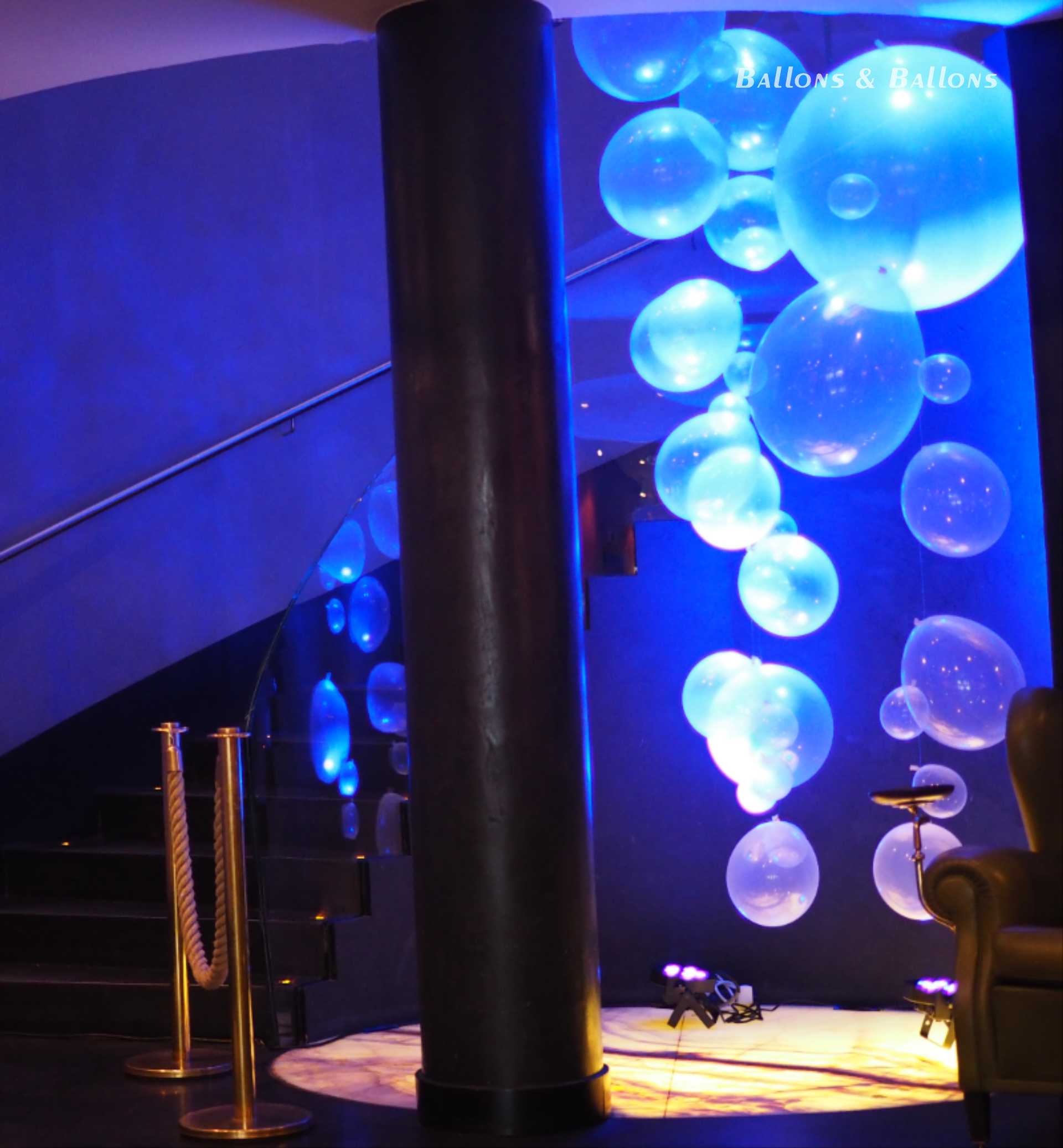 Blaue Beleuchtung in einem Restaurantgang mit Ballons in Wien.