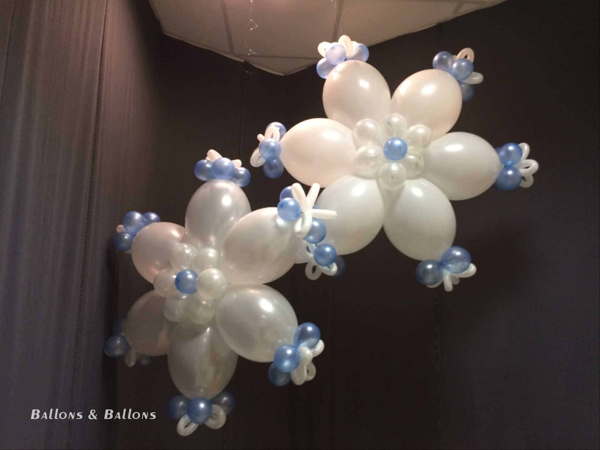 Zwei Schneeflockenballons in einem Raum in Wien.