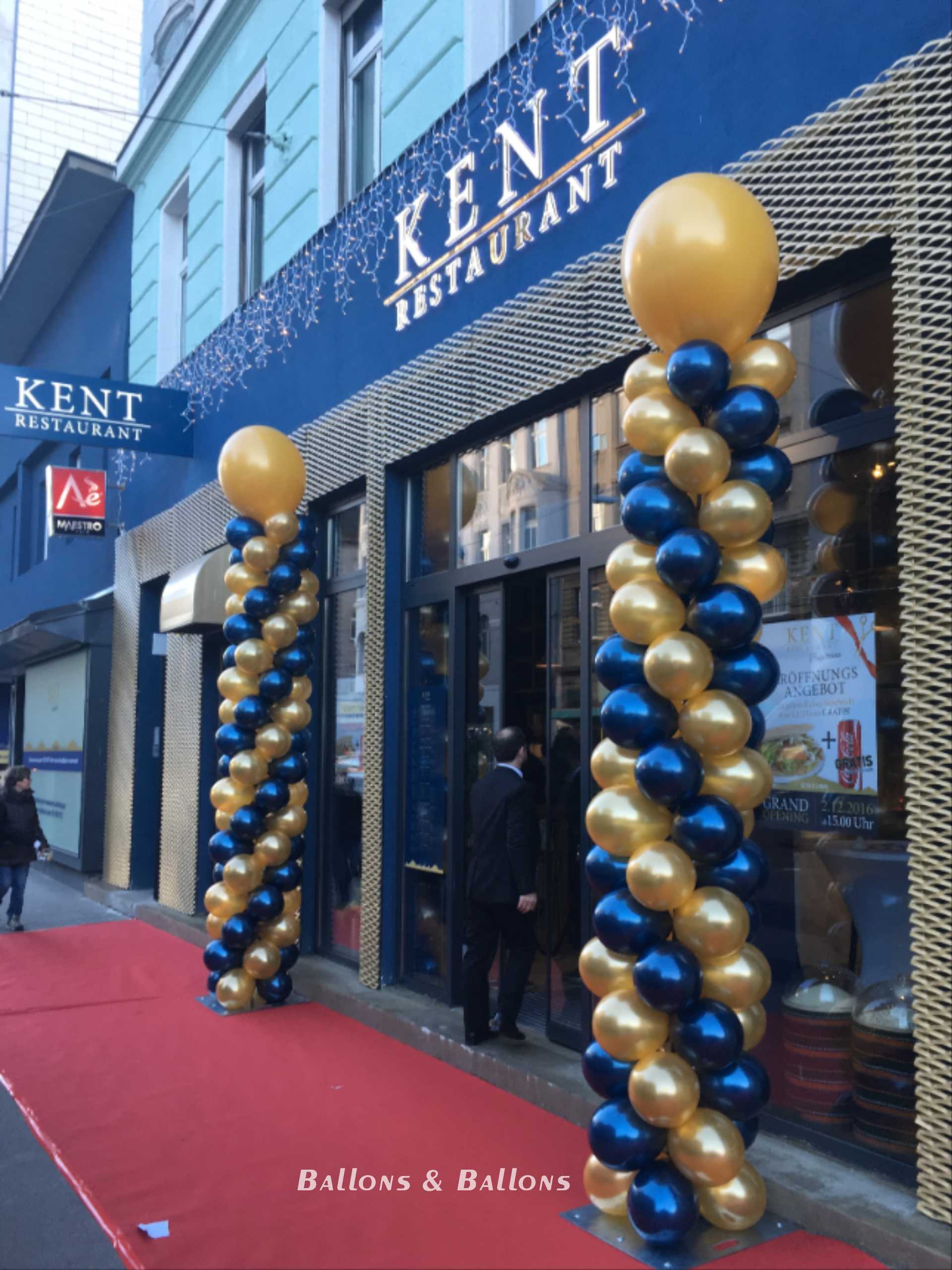 Eine goldene, silberne und blaue Balloninstallation für eine Jubiläumsfeier in Wien