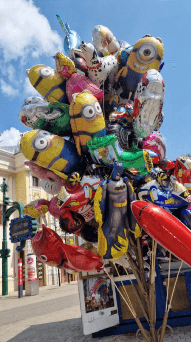 Aufblasbare Ballons und Spielzeug an einem Wiener Gehsteig