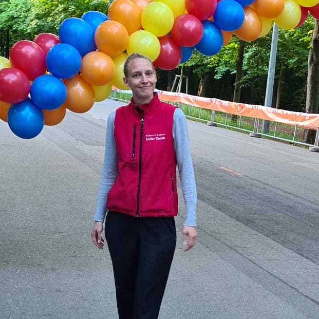 Frau posiert unter einem Ballonbogen in Wien