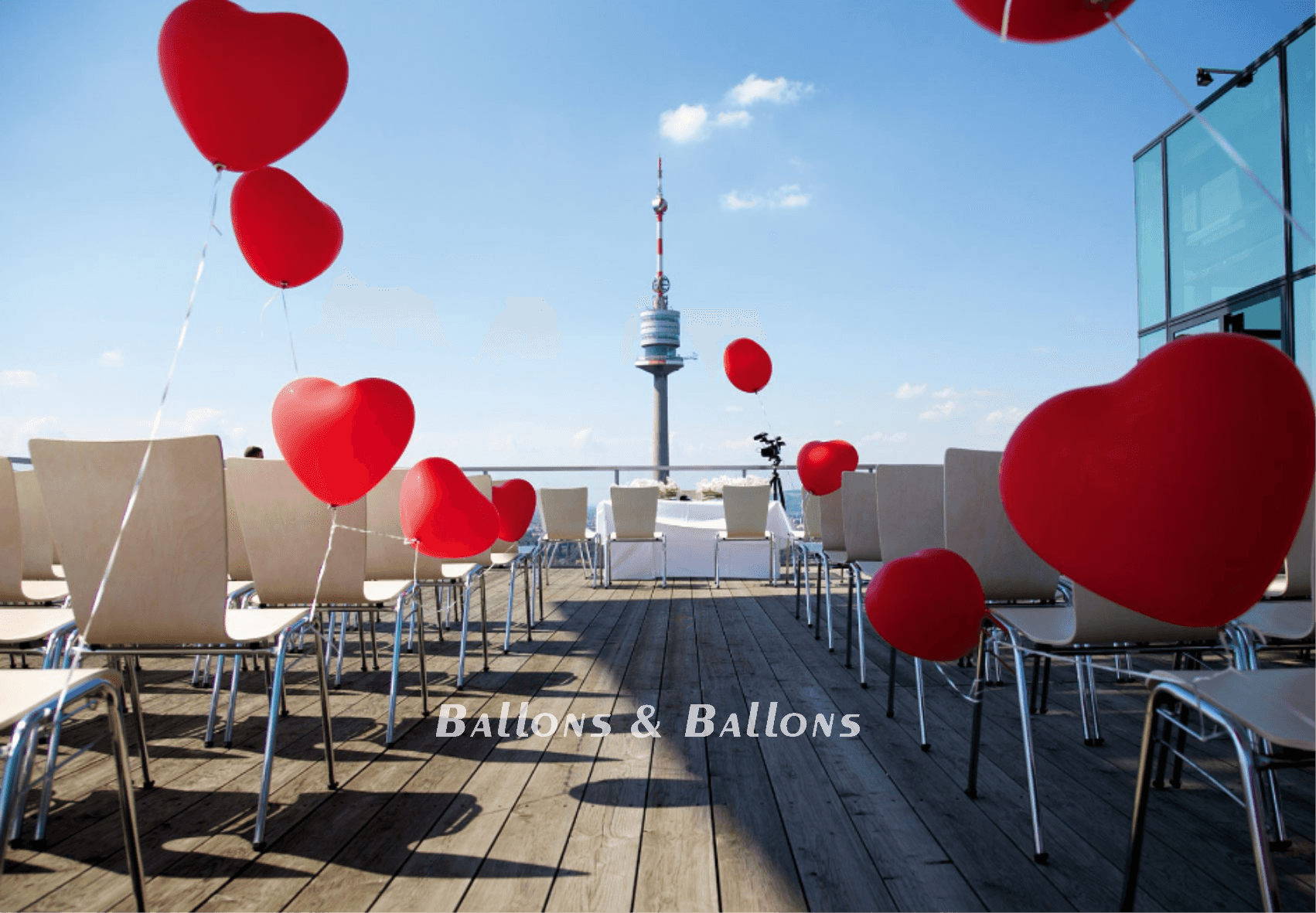 Stühle mit roten Ballons und Luftballons in einem Raum.
