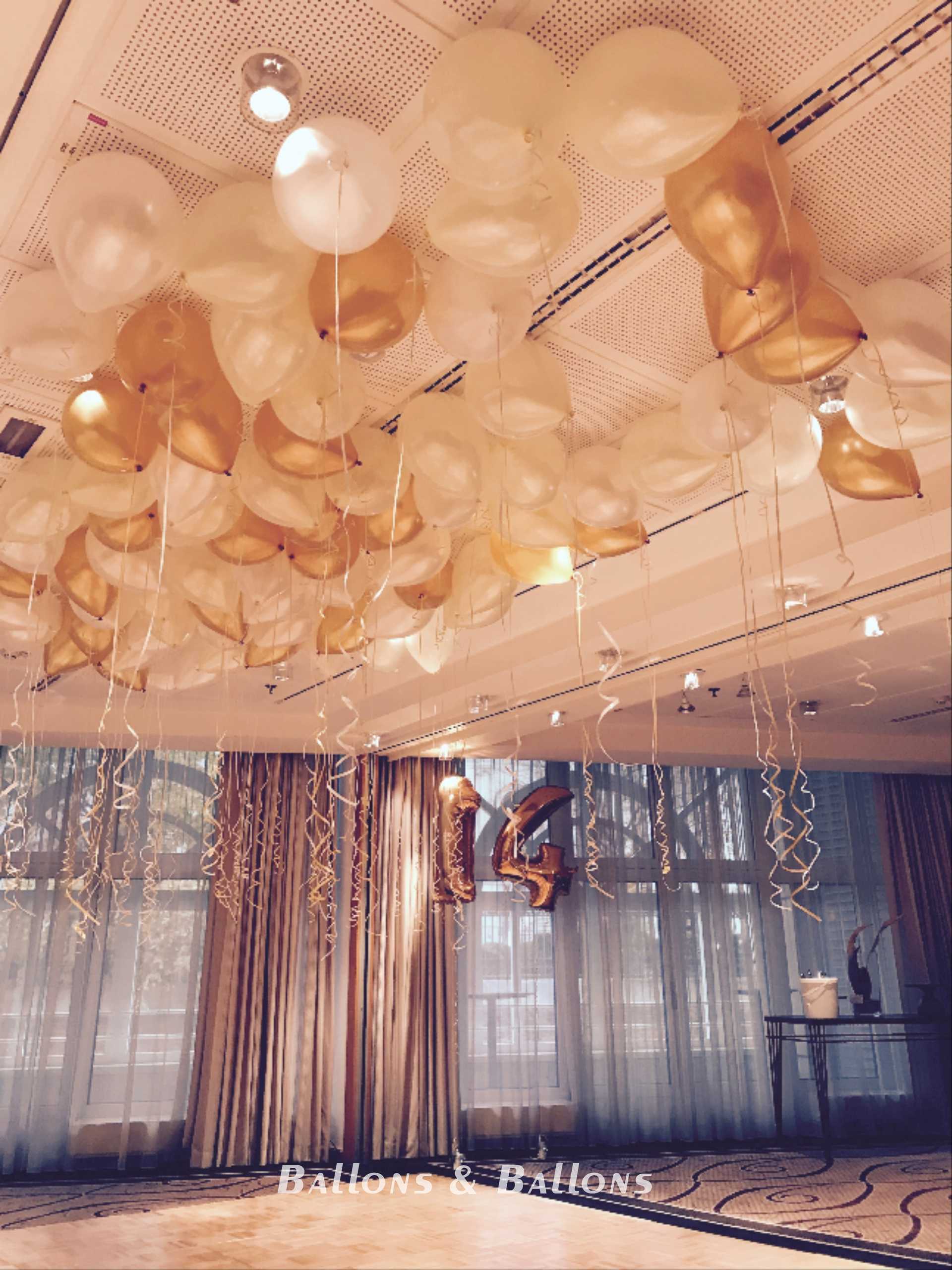 Ein Raum mit vielen Ballons an der Decke in Wien