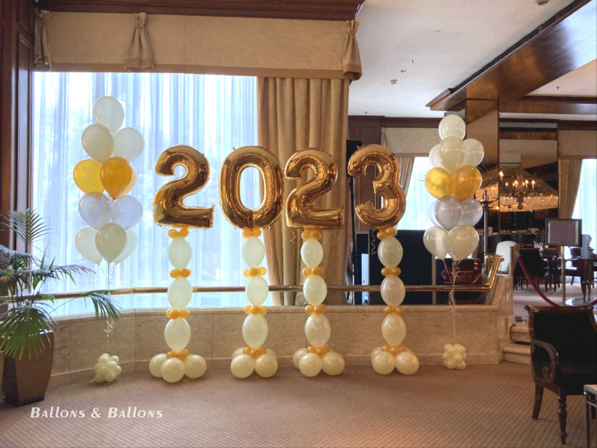 Ballons mit der Jahreszahl 2020 in einem Raum in Wien.