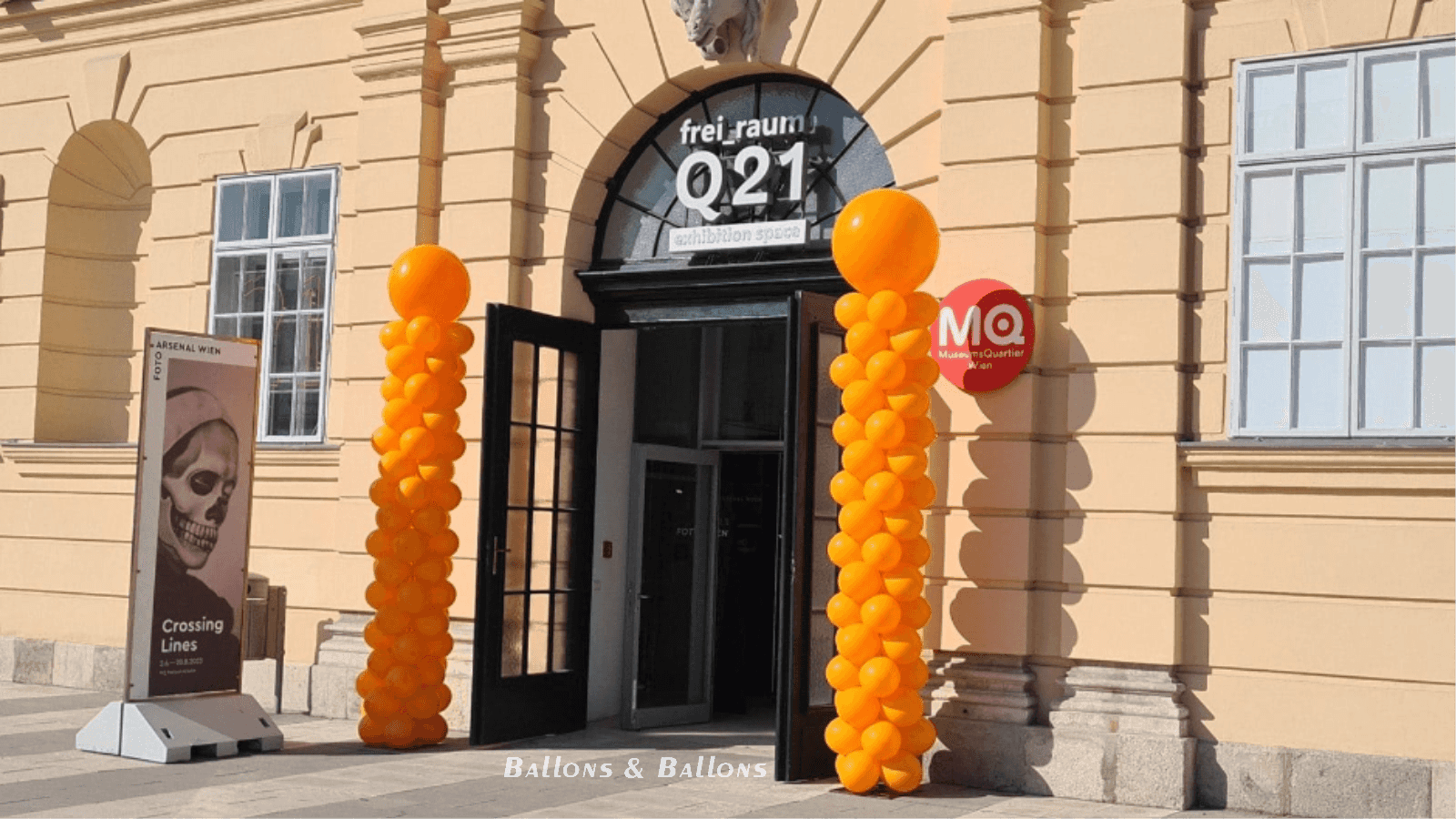 Zwei Ballons mit einer Nummer lehnen an einem Gebäude in Wien