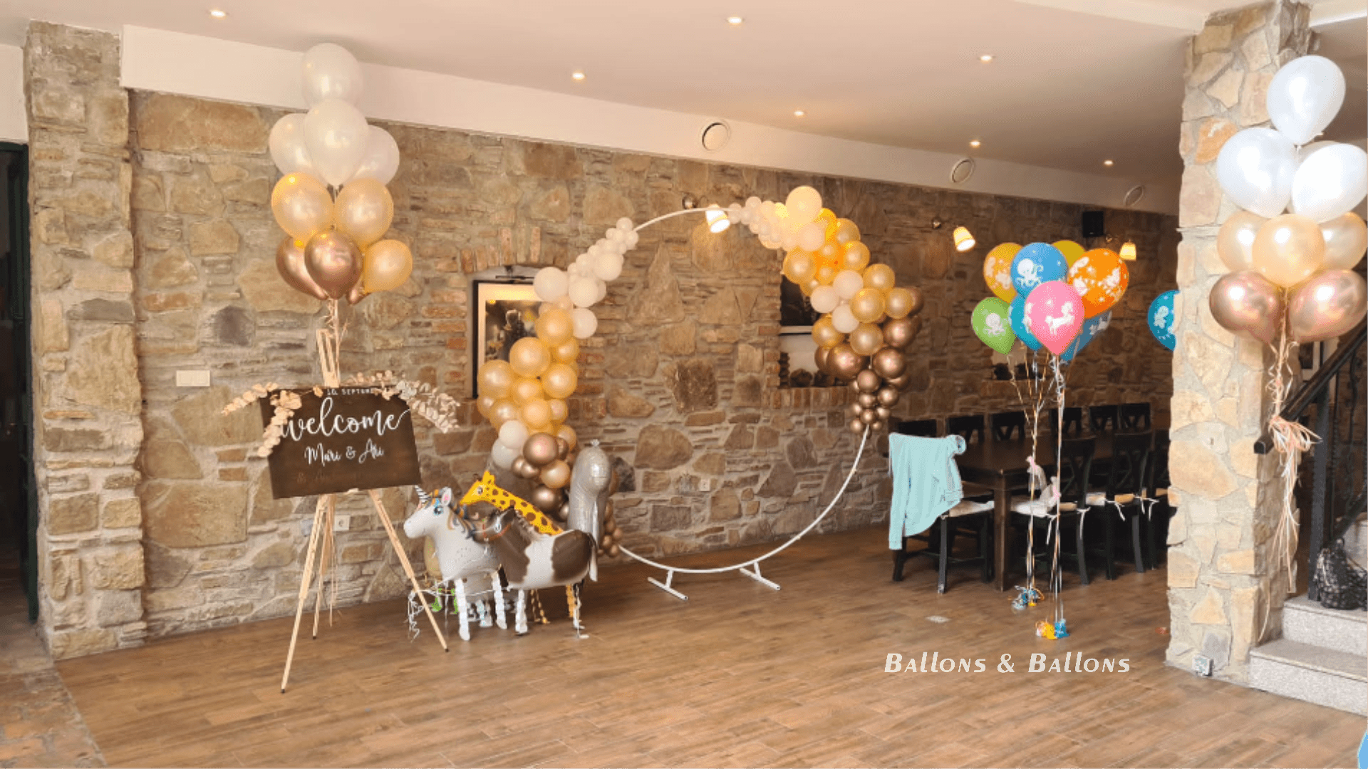 Ein Raum mit Ballons und Dekoration für eine Party
