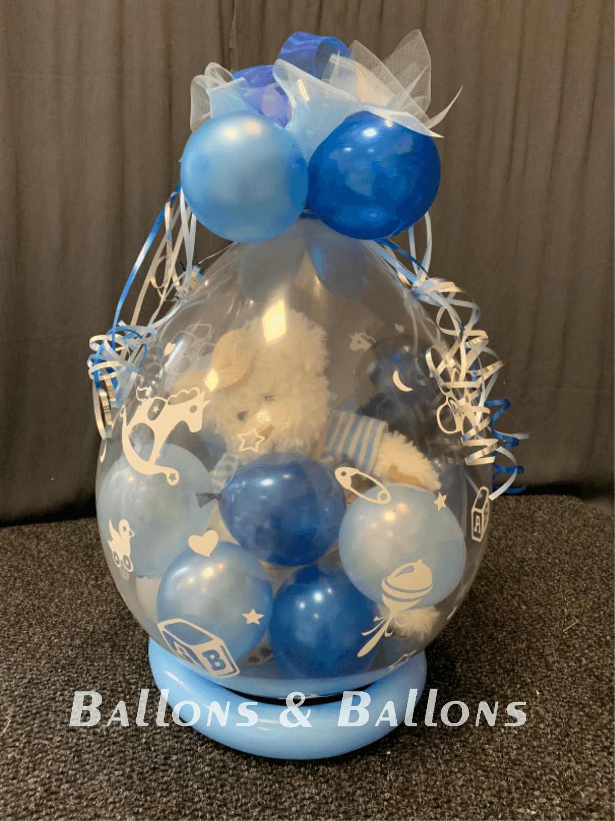 Eine Plastiktüte mit Ballons und Stofftieren.