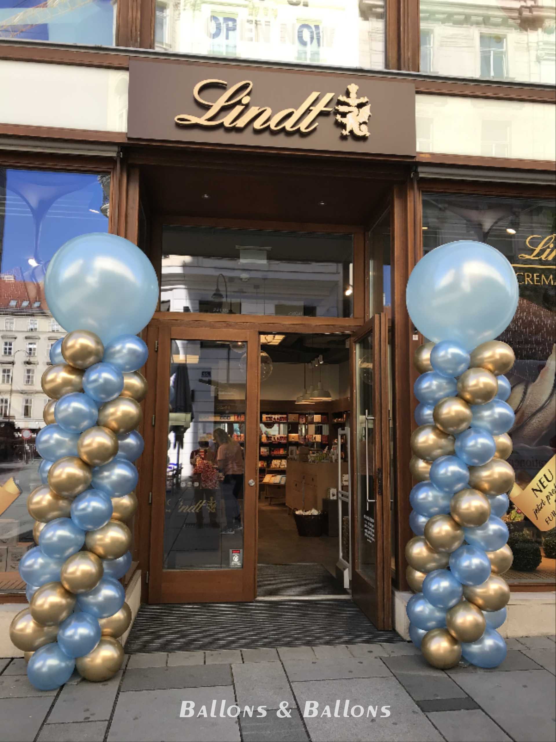 Ein Geschäft mit einem Ballonbogen vor dem Eingang in Wien.