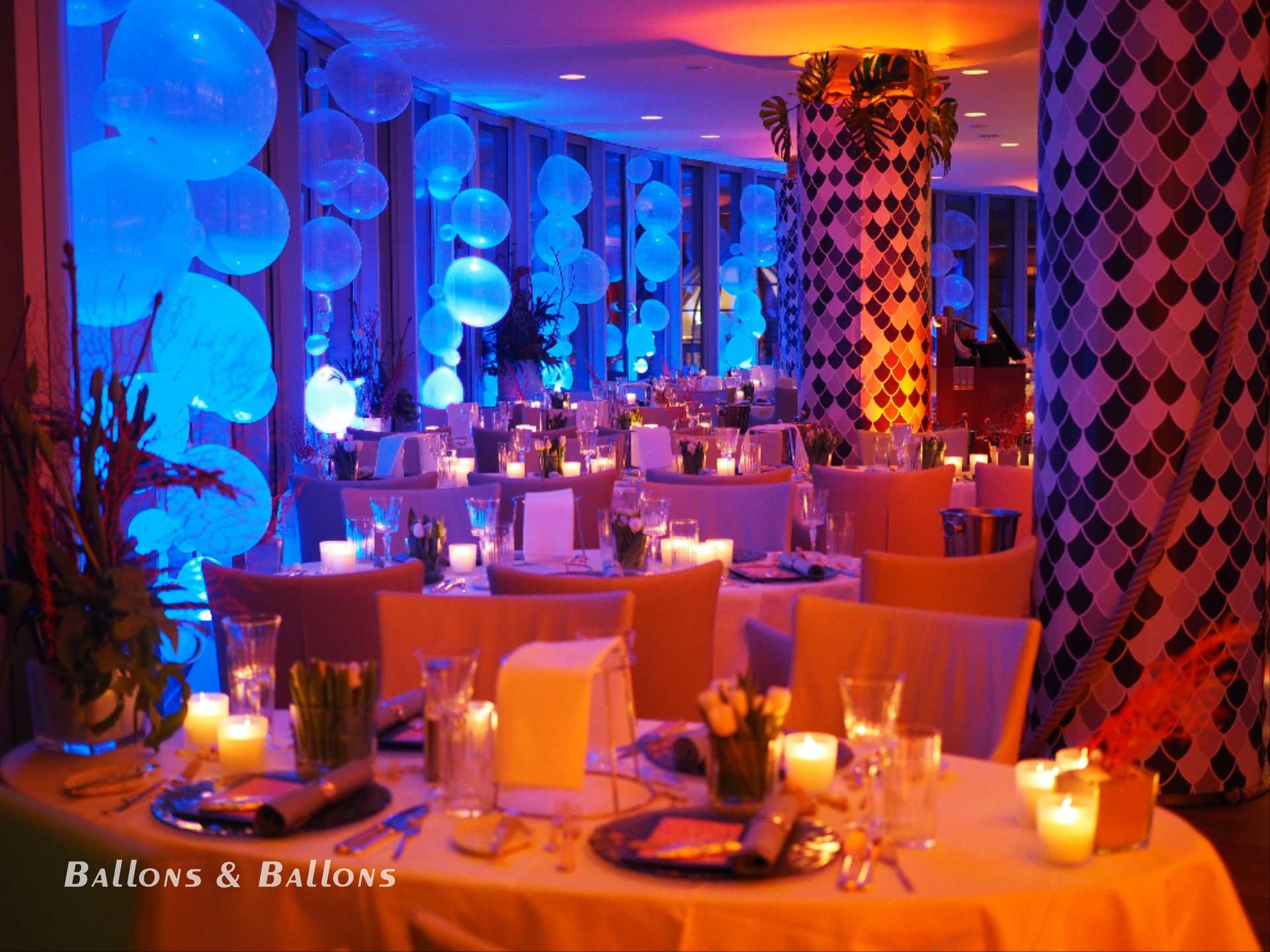 Ein Raum mit dekorierten Tischen und Kerzen in Wien.