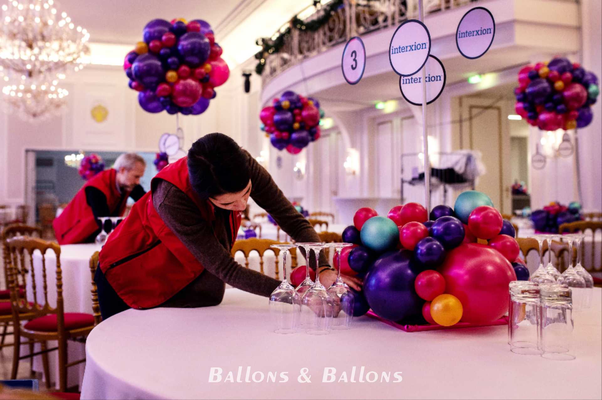 Eine Frau, die Ballons auf einem Tisch in Wien aufstellt