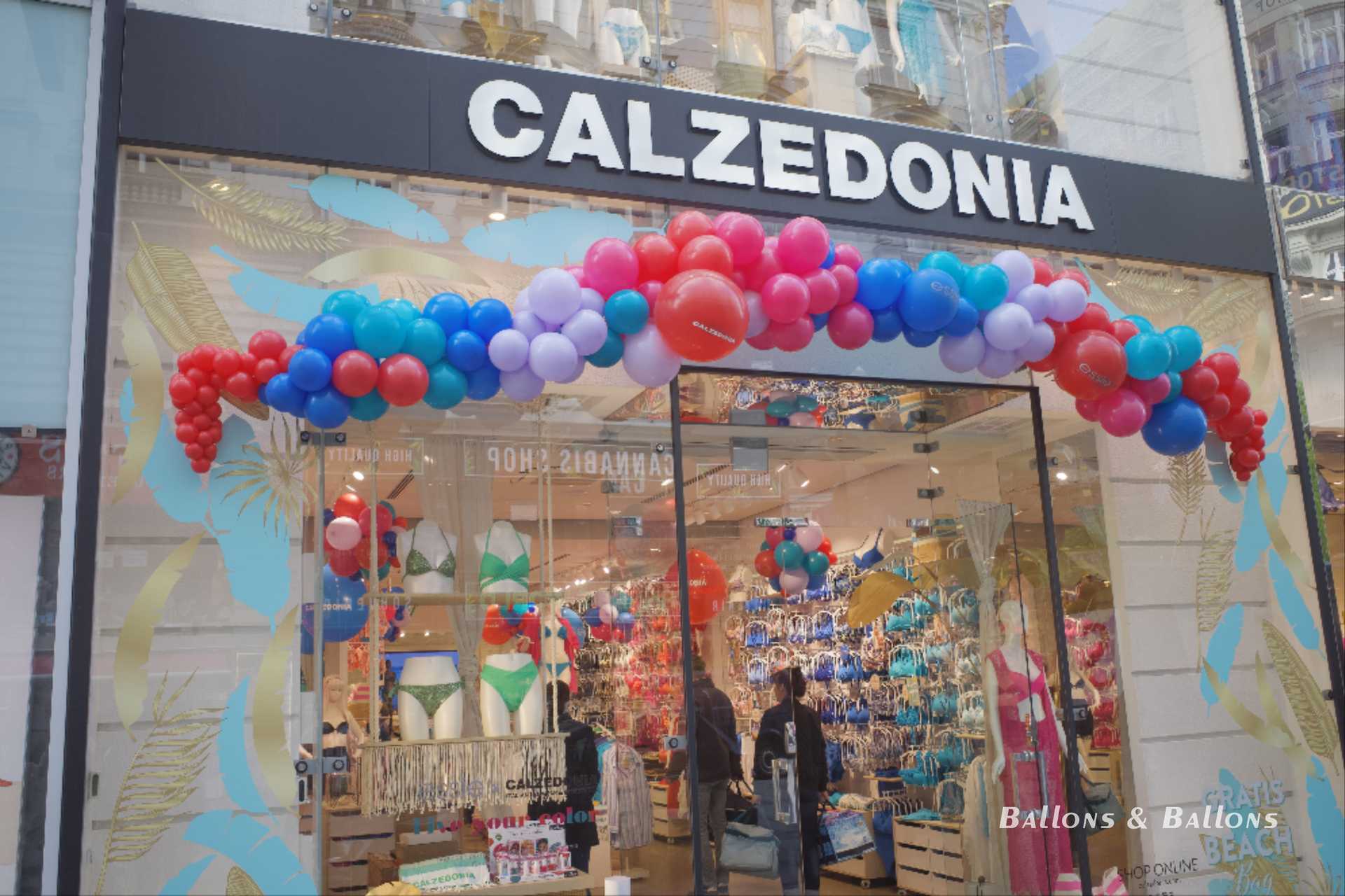 Ballons hängen vor einem Geschäft, das Bademode verkauft in Wien